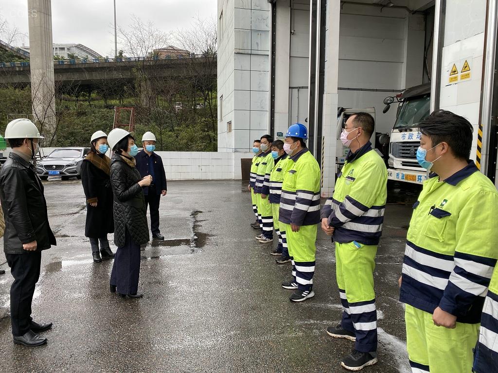 01 （王晓波看望慰问城南垃圾转运站一线职工）.jpg