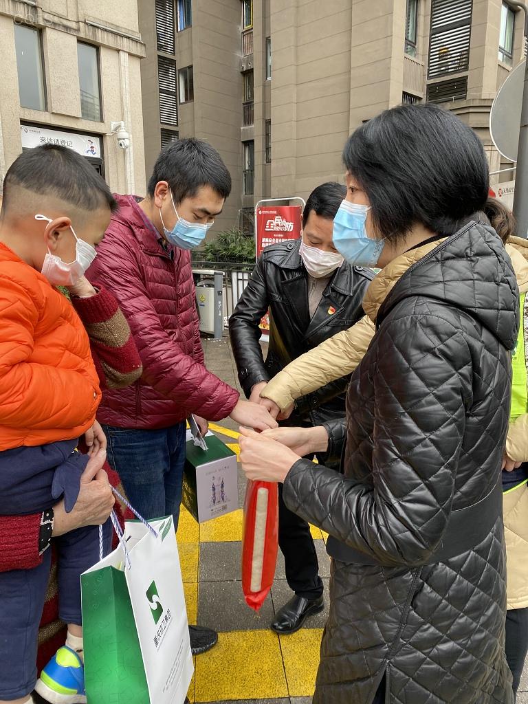 03 (王晓波看望慰问重庆援鄂医疗队员周静家属、集团职工蔡轲).jpg 03 (王晓波看望慰问重庆援鄂医疗队员周静家属、集团职工蔡轲).jpg