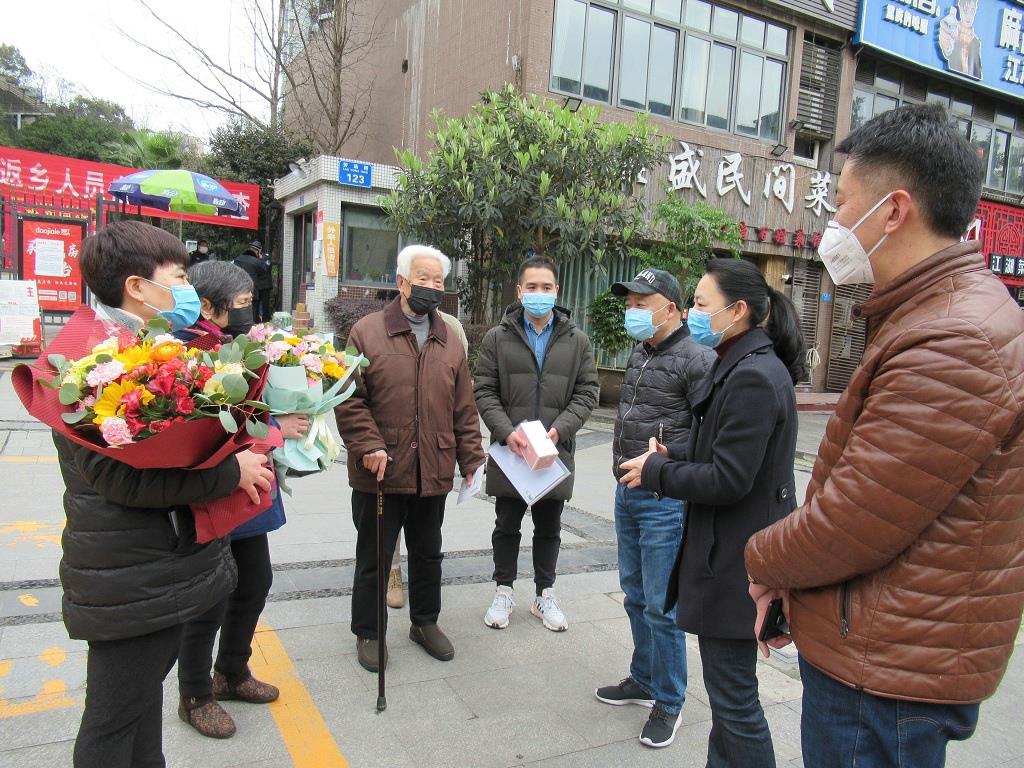 市环卫集团工会组织开展“面对面、零距离,携手共抗肺炎疫情”走访慰问活动.jpg 市环卫集团工会组织开展“面对面、零距离,携手共抗肺炎疫情”走访慰问活动.jpg