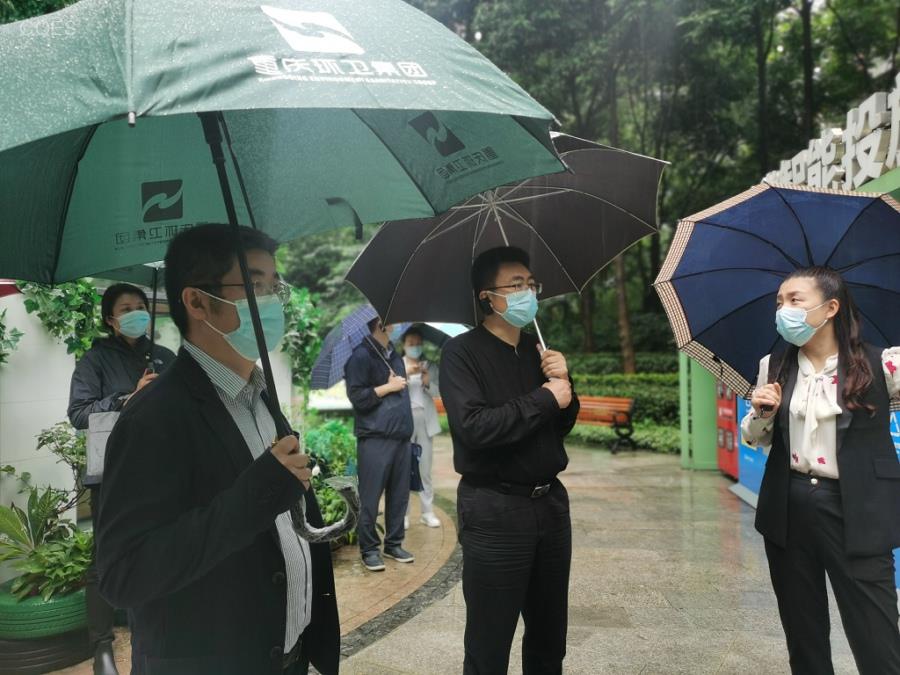 6.党委副书记、工会主席罗家富在鲁能新城垃圾分类示范小区.jpg 6.党委副书记、工会主席罗家富在鲁能新城垃圾分类示范小区.jpg