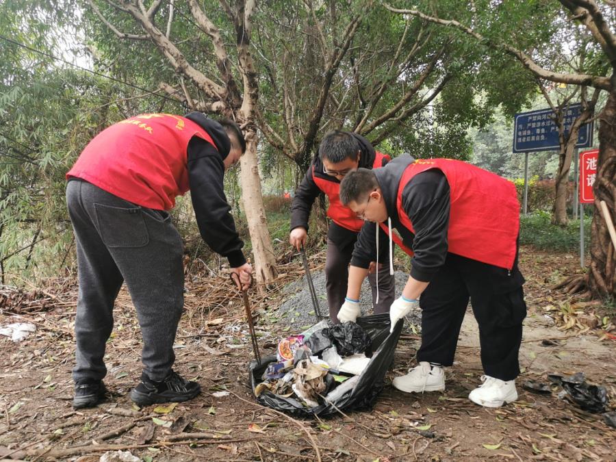固废运输公司青年志愿者在夏家坝至东方红水库沿线清扫.jpg 固废运输公司青年志愿者在夏家坝至东方红水库沿线清扫.jpg