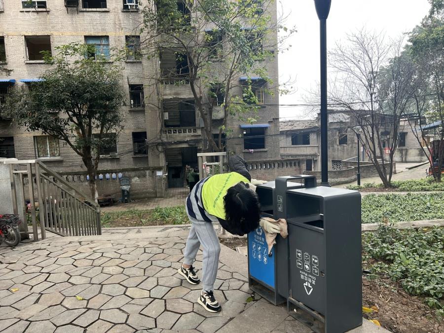 固废运输公司志愿者在九宫庙街道新工社区新工书苑对垃圾桶牛皮癣进行清洁.jpg 固废运输公司志愿者在九宫庙街道新工社区新工书苑对垃圾桶牛皮癣进行清洁.jpg